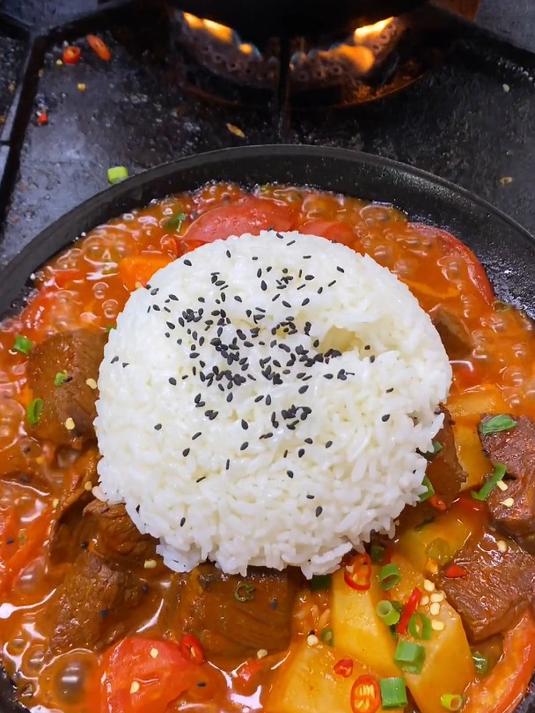 小地锅做的西红柿牛腩盖饭,你吃过吗?三分钟出餐,一天仨佰份
