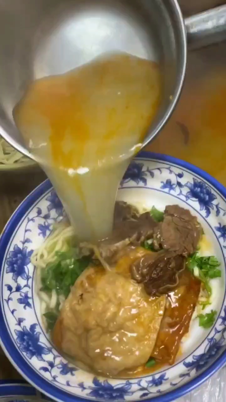 一碗牛肉汤的精髓,全在汤里,正宗配方做出的味道,才能留住更多的回头客