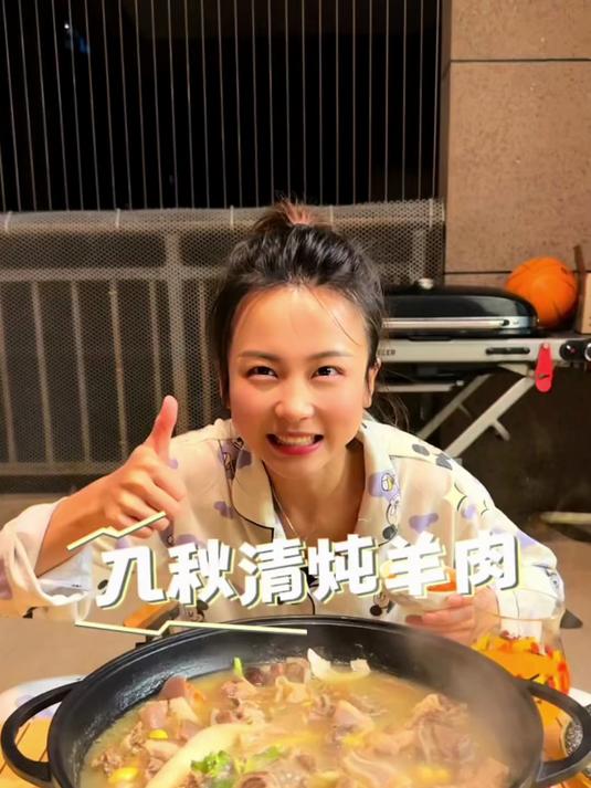 说什么呢!媳妇儿做的炒米粉那肯定比我这羊肉汤锅好吃啊!
