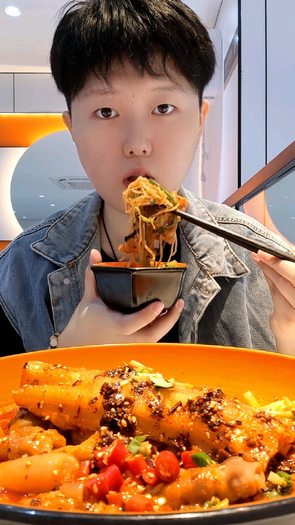 出gai整碗麻辣烫!自己调的蘸料巨辣巨酸爽!原地起飞～