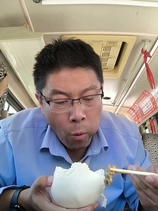 老妈又来送饭了！今天妈妈做的白菜拌粉丝，煎焖鲅鱼，一棒玉米，一杯茉莉花茶，还有好吃的葡萄