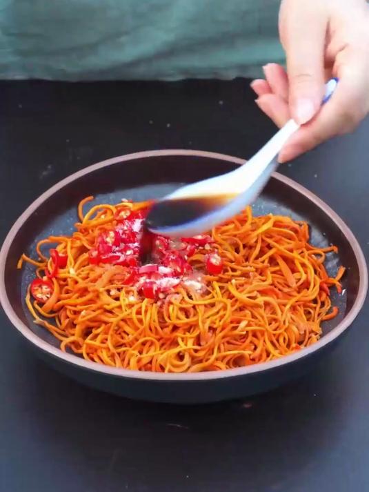 红枣枸杞配虫草花,炖汤喝,清甜又爽口