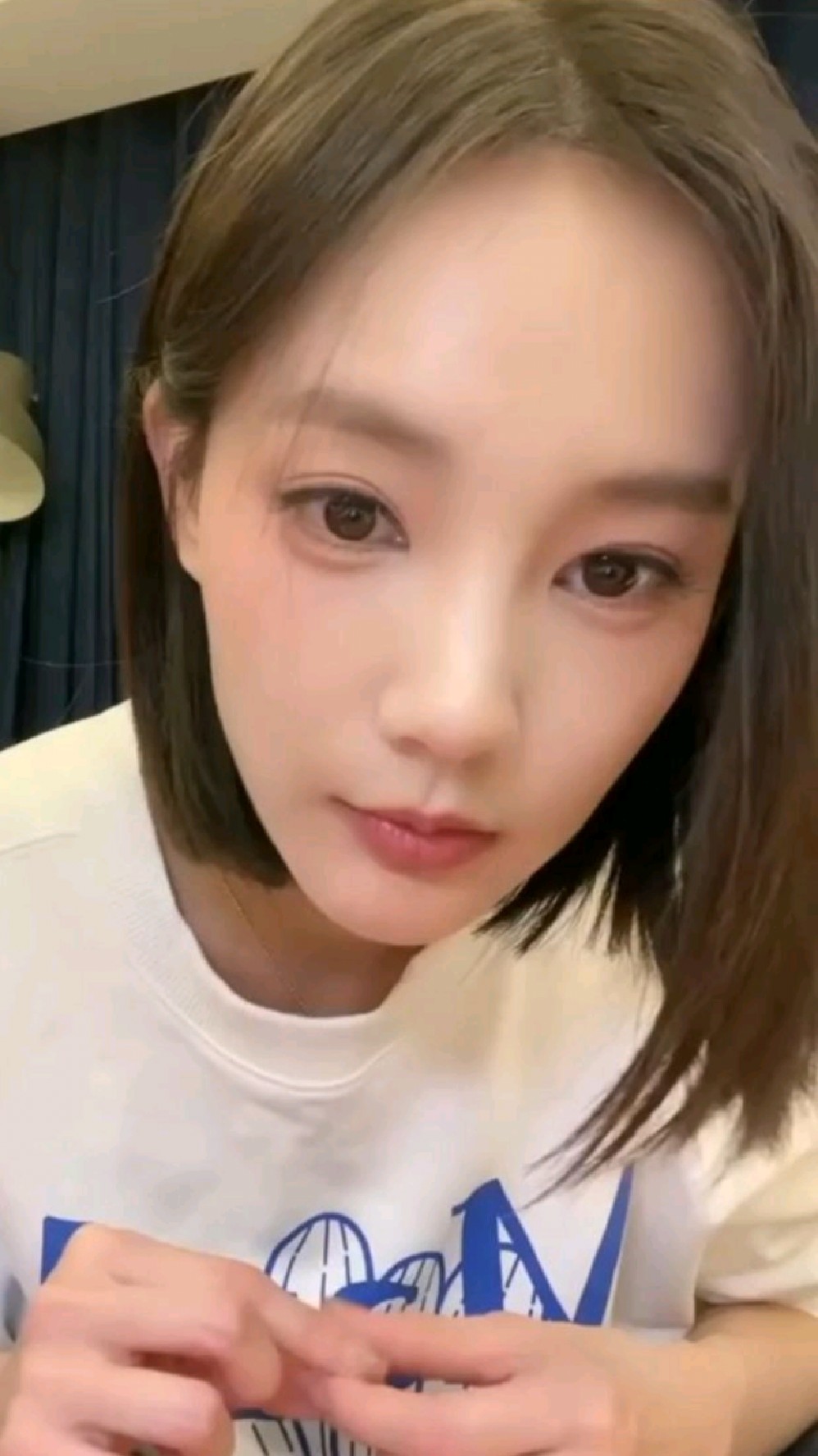李一桐直播回应吃鸡爪把牙崩了一事,用502粘牙引热议