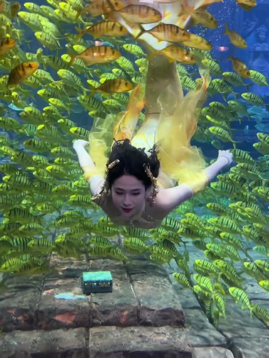 美人鱼隔着玻璃和小孩姐相遇,这就是我想象中的美人鱼啊