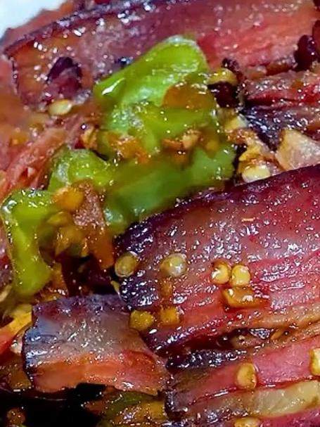 从土猪鲜肉到柴火烟熏！揭秘农家腊味腊肉香肠的古法腌制全流程