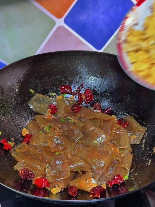 家常粉皮炒鸡蛋鲜香入味