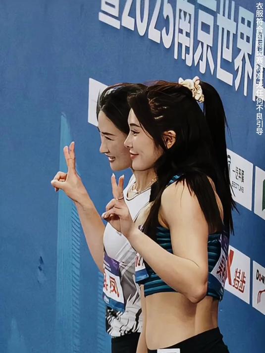 完美的比例,高挑的身材,站在那里就是一道亮丽的风景线