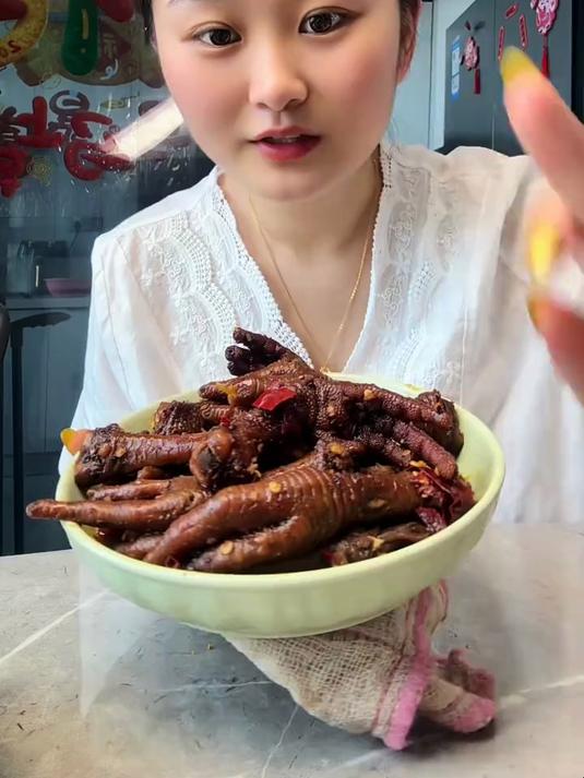 小食童鸡爪 黑鸭口味带点甜头 喜欢吃软糯的就上锅蒸两三分钟！喜欢吃给你啾啾的就开袋即食！#
