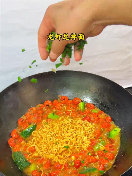 在家几分钟，就可以吃到一份龙虾尾拌面，虾尾肉质鲜嫩紧实饱满，一口一个好过瘾#龙虾尾##榜单