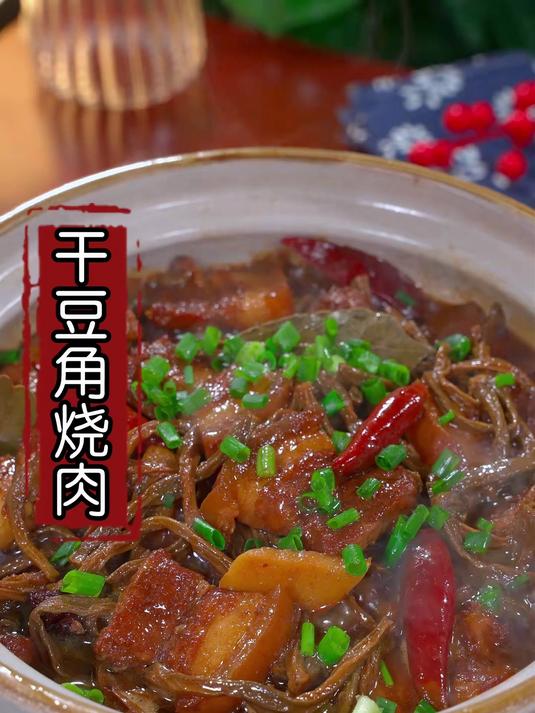 干豆角配香肠焖饭!香肠咸香、豆角干香,焖好后米饭裹满香味