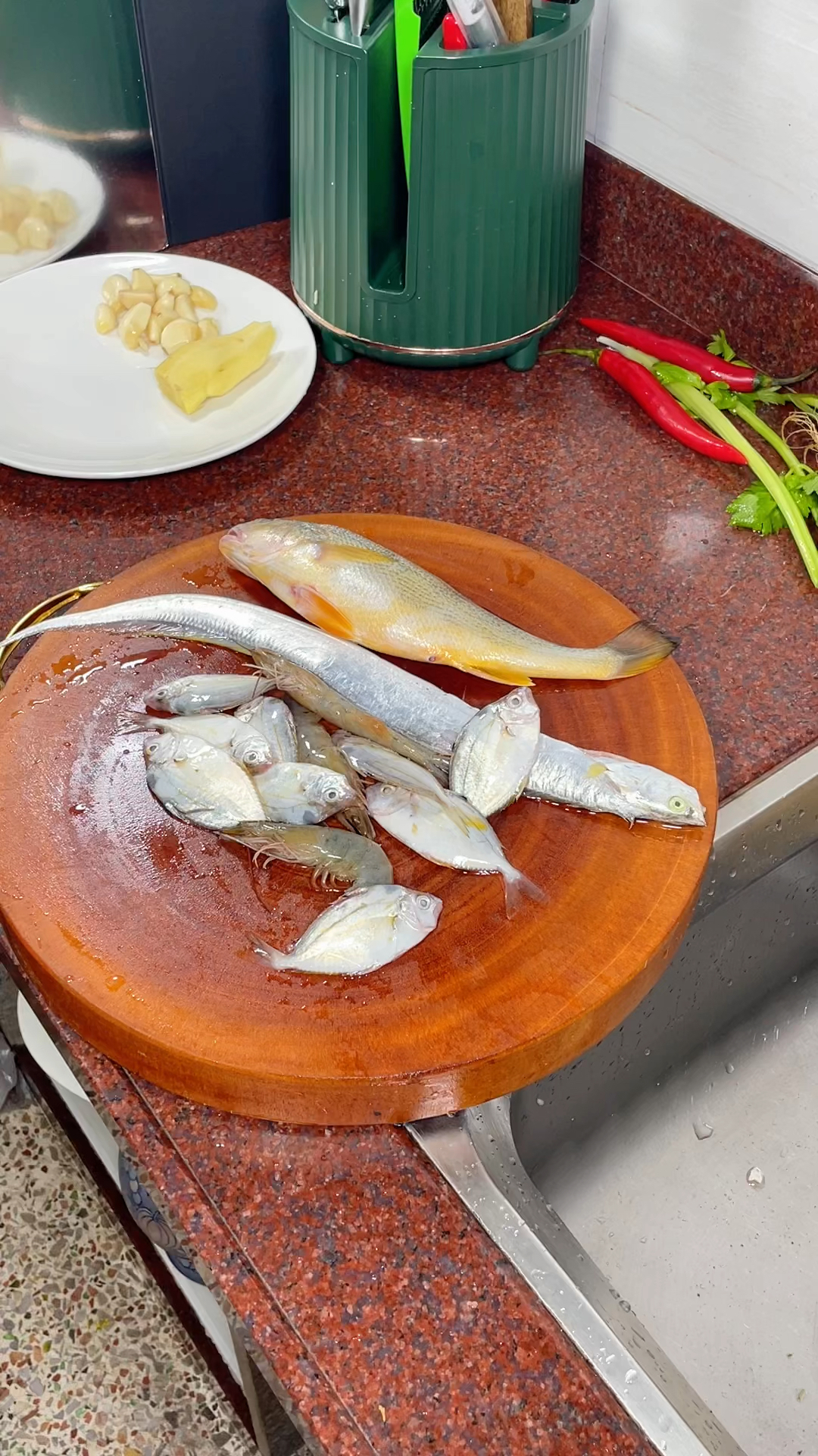 1条带鱼1条赤翅4条油耳几条虾,一锅菜