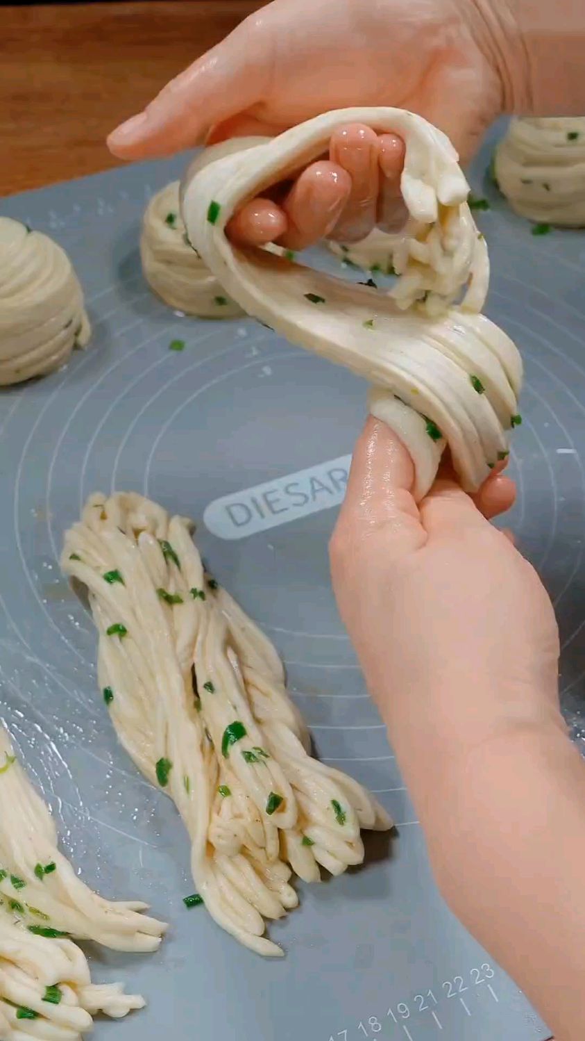 今天又跟大家分享一个看了就能学会的面食,葱香银丝卷,蓬松柔软,丝丝分明