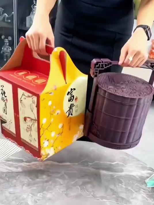 手提月饼礼盒开盒啦！精美包装藏着多味月饼