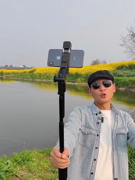 乡间油菜花盛开,如何给自己拍出美丽的油菜花自拍照?