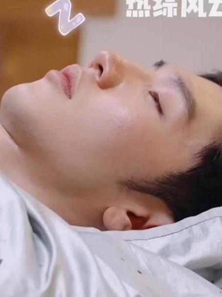 陈哲远真是累坏了，刚躺倒熏蒸床就开始呼呼大睡了，心疼丨综艺