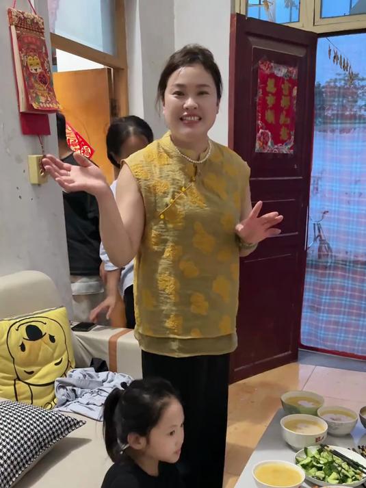 今天回娘家太热闹了,几个家常菜配上南瓜稀饭