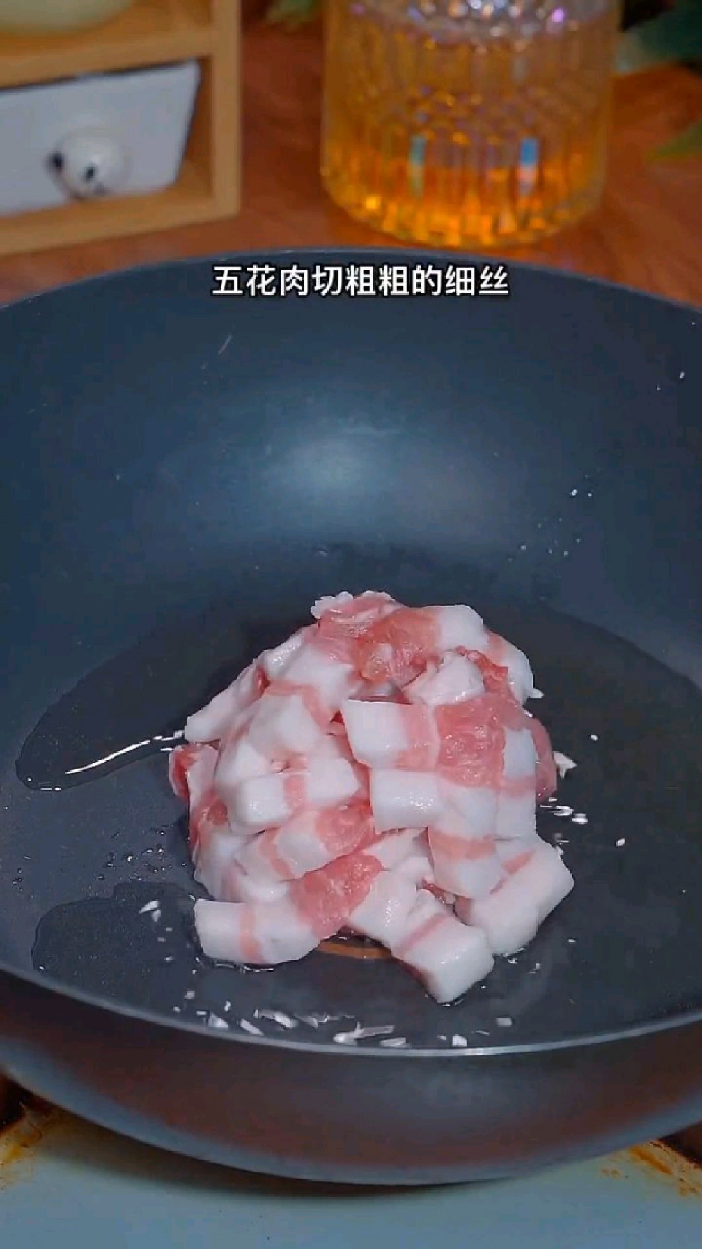 青菜杆炒五花肉的做法