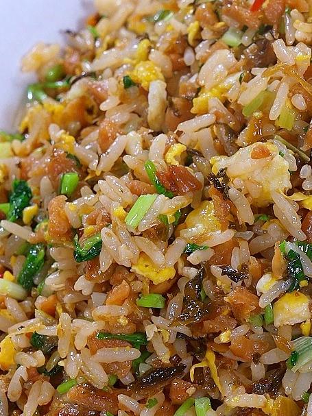 天热不想做饭，你就试试这道外婆菜蛋炒饭，有菜有饭简单又好吃