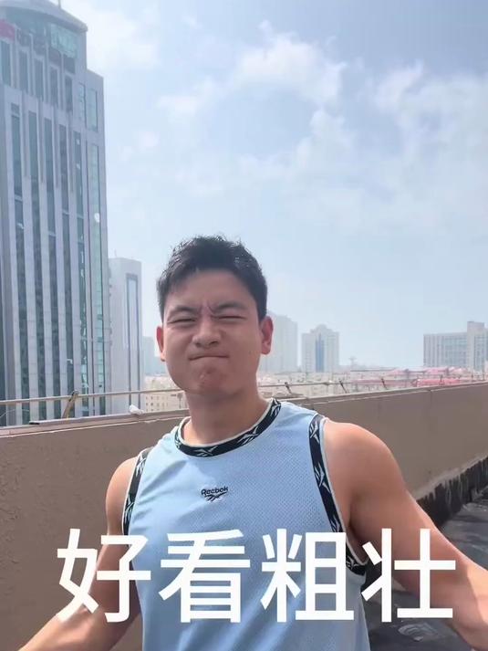 肌肉男教你如何练手臂