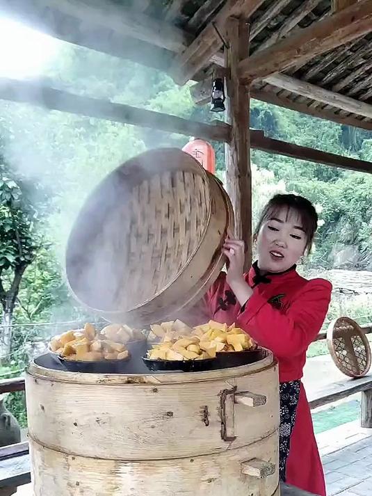 红苕蒸肉做好吃，饼干碎和包谷面少不了，包谷面一定要炒熟的哦