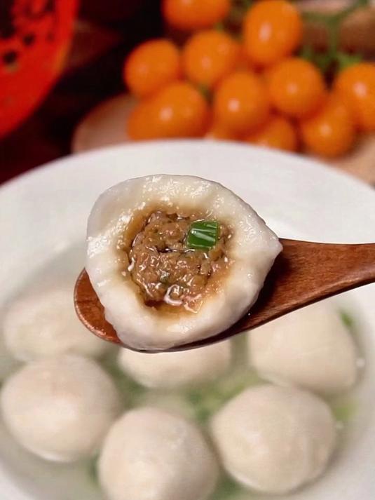 一颗鱼丸藏着山与海的风味,传统的福州鱼丸,鲜嫩多汁鱼包肉