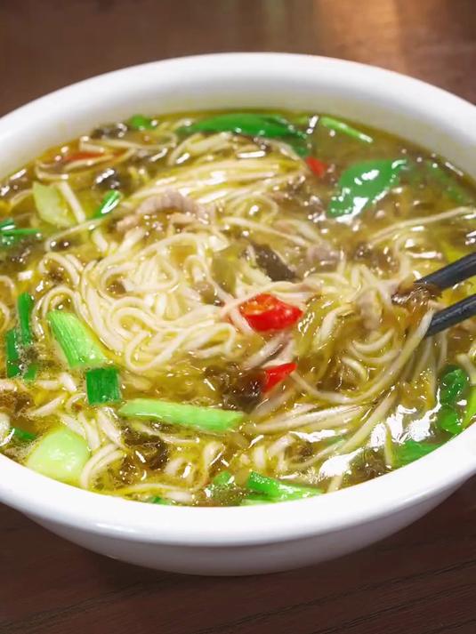 一个人在家，简单做了碗金汤酸菜面，面条酸爽