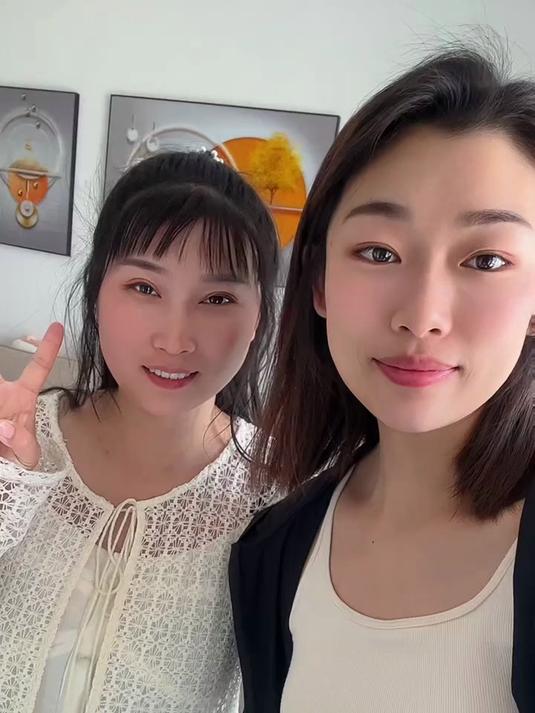 几个月没去馨馨家 估计干儿子大恒都快把我忘记了 知道我喜欢吃螃蟹烧了两种口味招待我