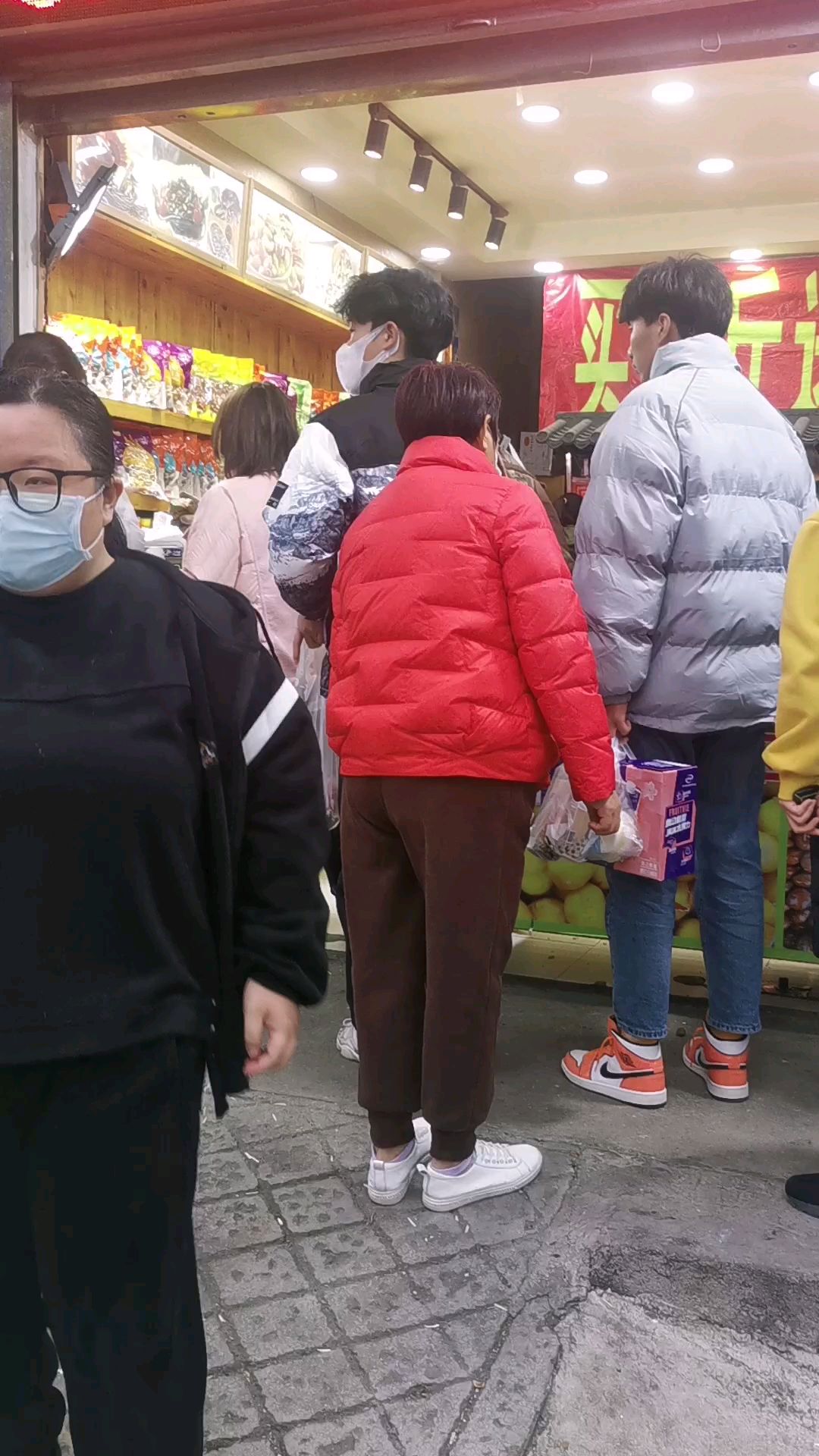 一年四季炒不停各种特色炒货,顾客天天爆满