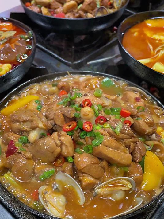 小份炒鸡米饭,满满全是肉,搭配米饭,馒头,16左右就能吃饱