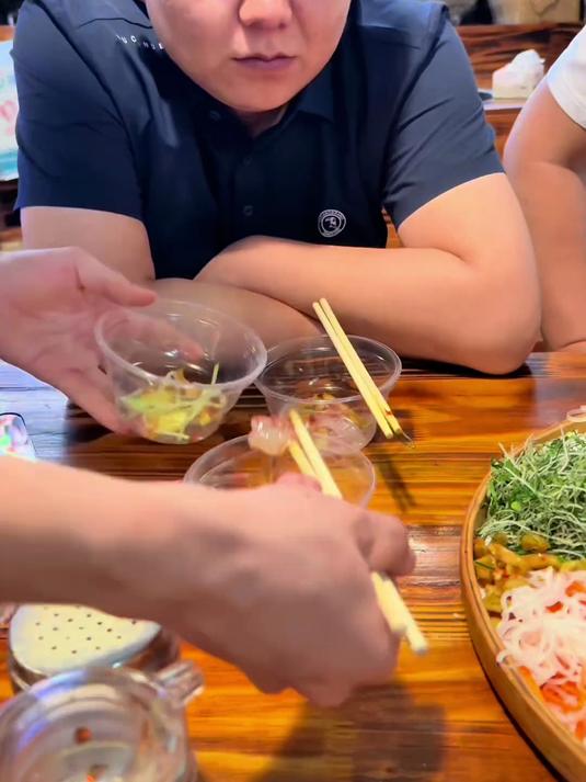 来广西第一天必须尝尝鱼生，这玩意吃起来怎么怪怪的