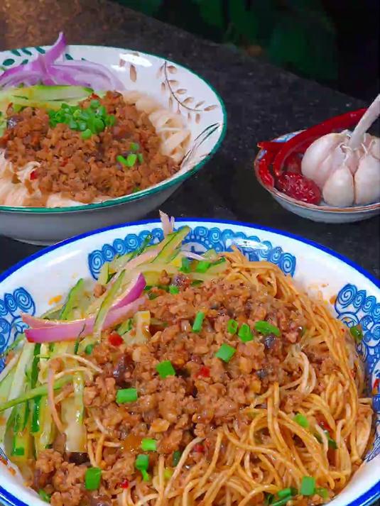 中国美食炸酱面