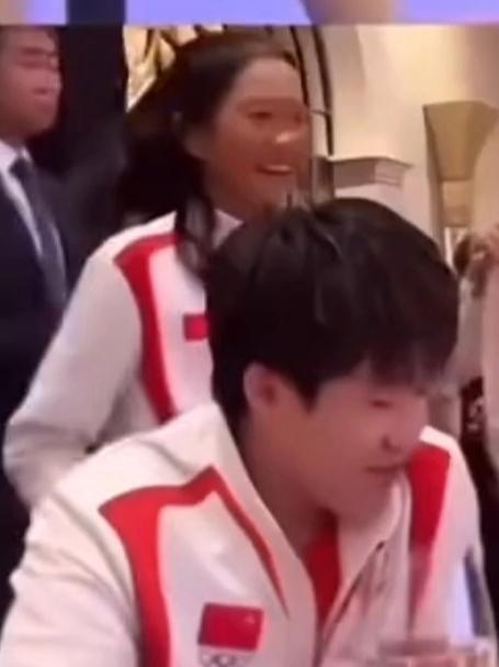 全红婵名场面！港澳行爆笑模仿王楚钦揪裤子，樊振东笑出表情包