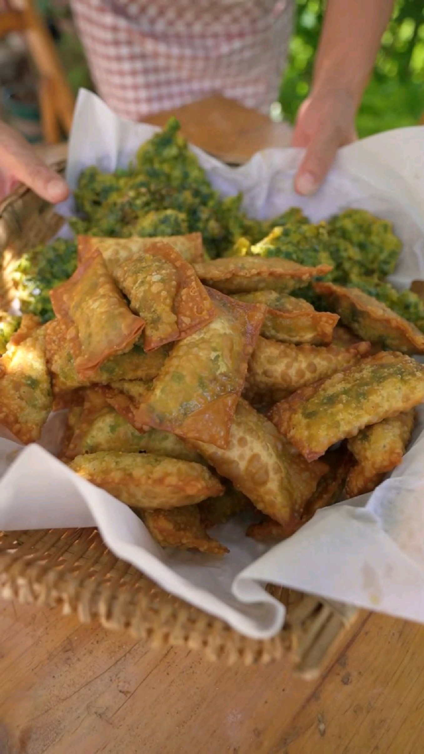今天蒋嬢嬢给外孙女炸了大人小孩都喜欢吃的韭菜粑粑和韭菜盒子,真的太香了#农村美食