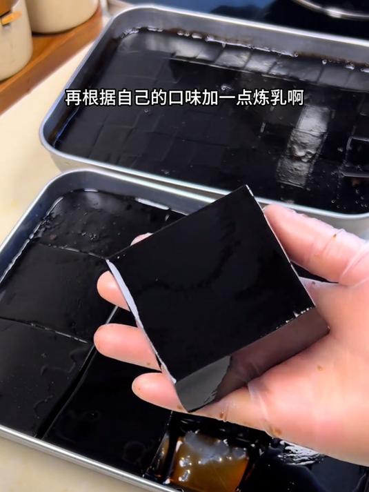 这个季节又湿又热,我都会给家人做清凉爽口的龟苓膏