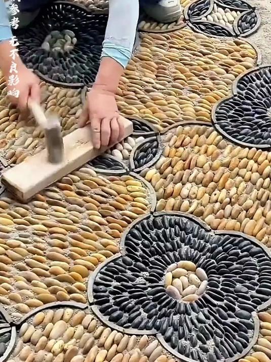 你见过用鹅卵石铺设的地砖吗，简直太漂亮了