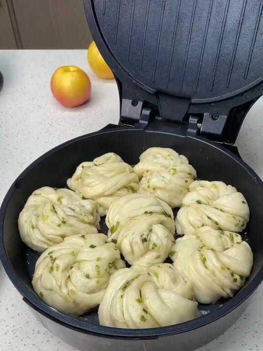 想给家人换换早餐花样?这电饼铛,煎蛋烤肠做披萨,简单又好吃!