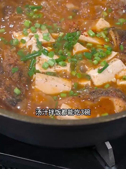 湖南特色家常美食紫苏鱼头炖豆腐