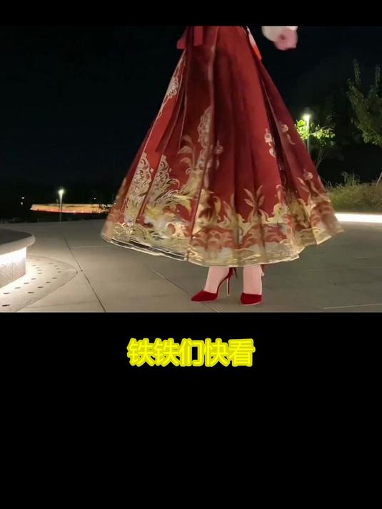 细跟敲动心湖皱
