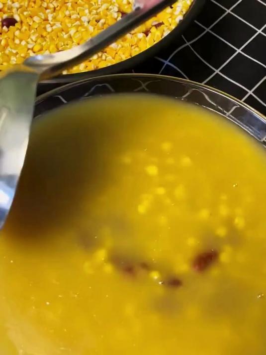 就好这口!东北大碴粥配咸菜,早餐吃着真舒坦