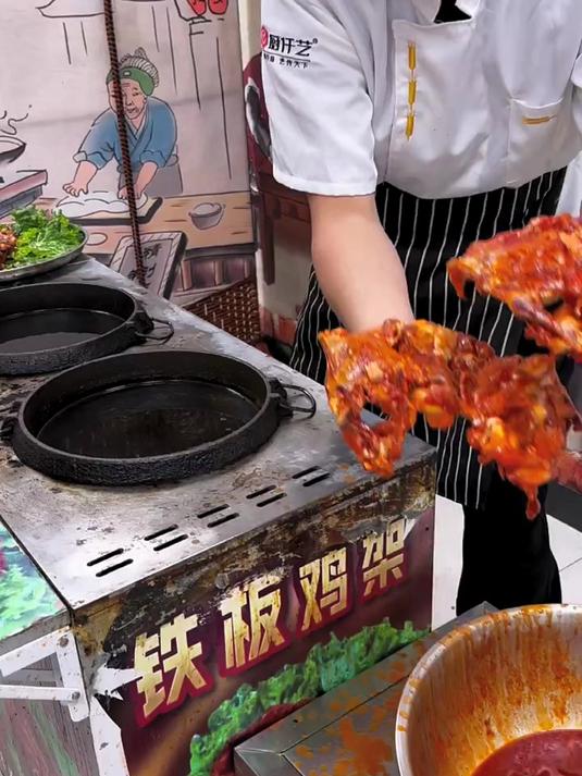 想开夜市小吃摊?铁板鸡架配方揭秘,低成本投入也能轻松赚大钱!