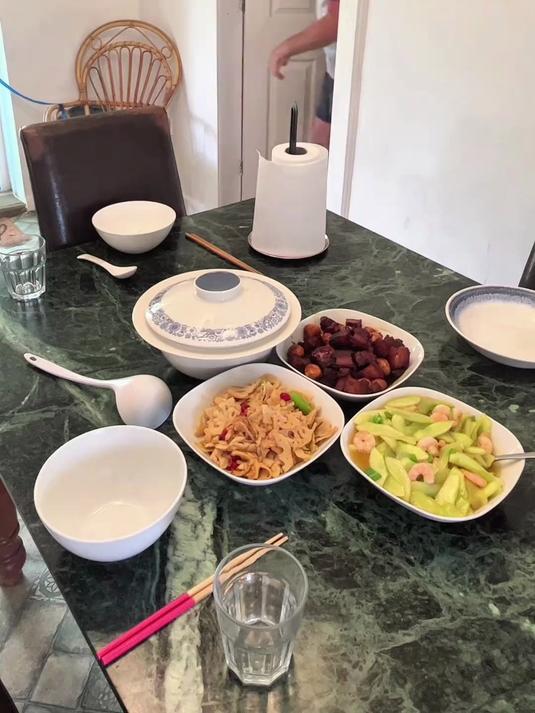 我们虽是跨国家庭有着不同的文化差异，但我们的饮食习惯却是一致