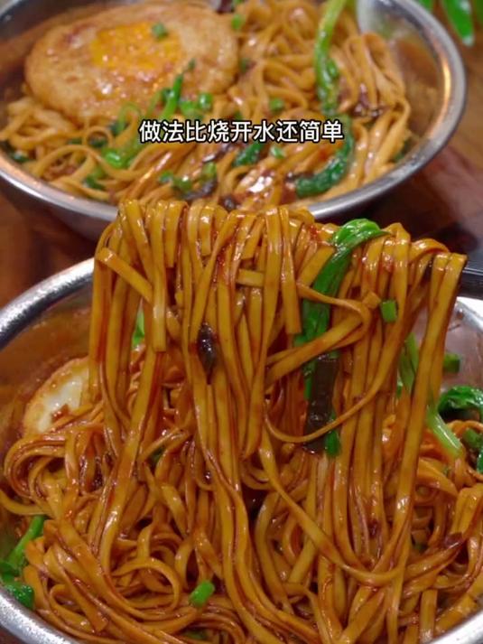天气热没胃口吃饭,我都是给孩子做这个葱油拌面,葱香浓郁