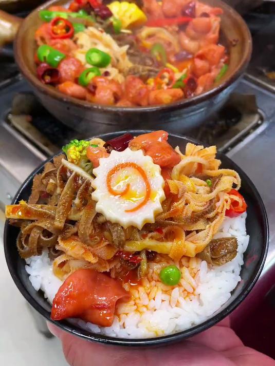 特色快餐砂锅菜,有油泼、焗焖、红烧等五大菜系,男女老少受欢迎