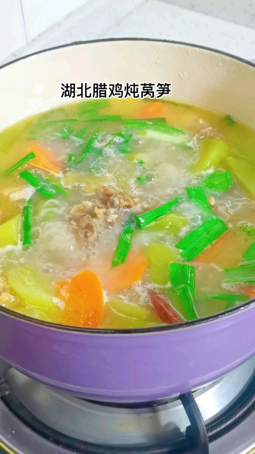 在湖北餐桌上少不了腊鱼腊肉腊鸡,用莴笋炖腊鸡,真的是汤鲜美,鸡肉紧实吃起来很香