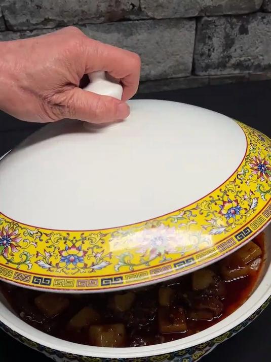 川菜麻辣味的凉粉牛肉，又烫又下饭，简直是冬天的米饭搭子