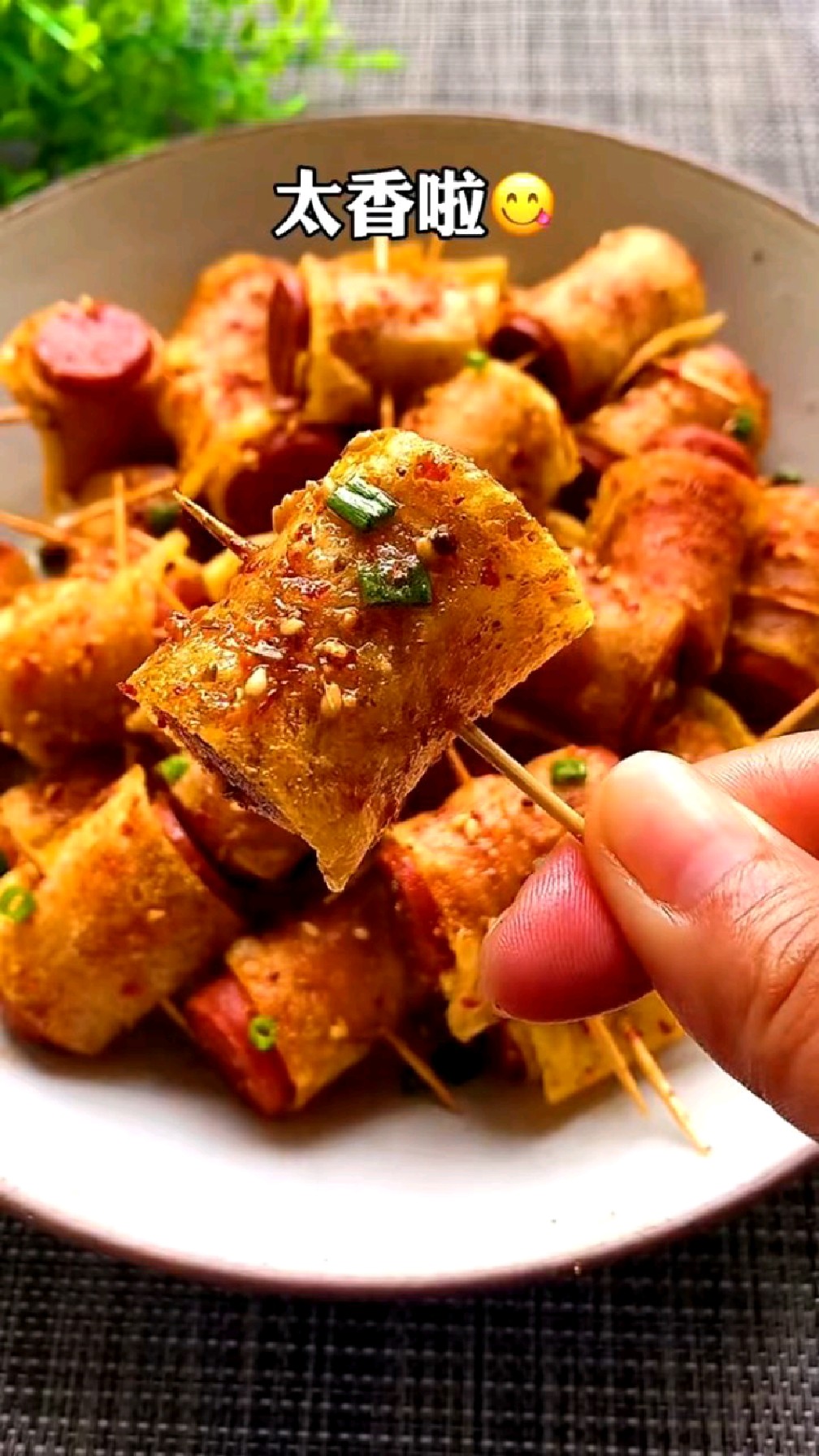 土豆火腿卷,外酥里嫩,一口一个太好吃了。快来试试吧!#土豆火腿卷#美食#烧烤