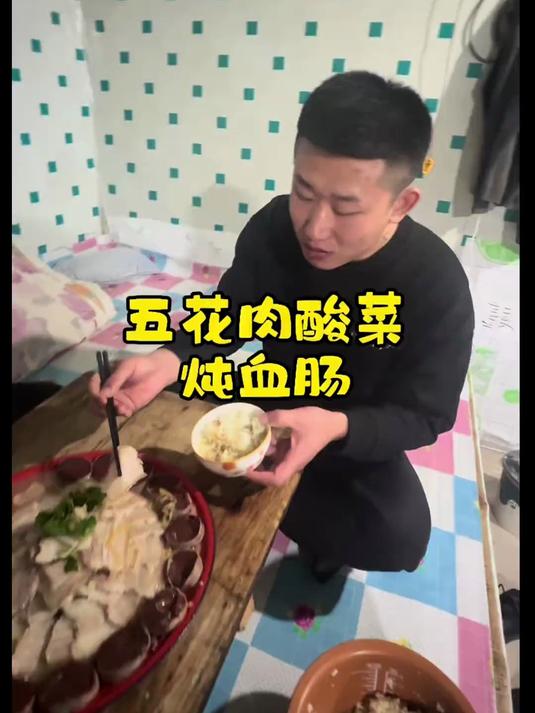 东北名菜五花肉酸菜炖血肠嘎嘎香