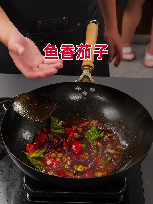 今天为大家带来一道鱼香茄子的制作细节