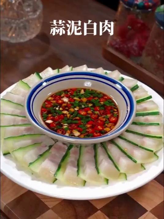 焖米饭的时放一块五花肉一起蒸一蒸，出锅就是一道经典地特色美食