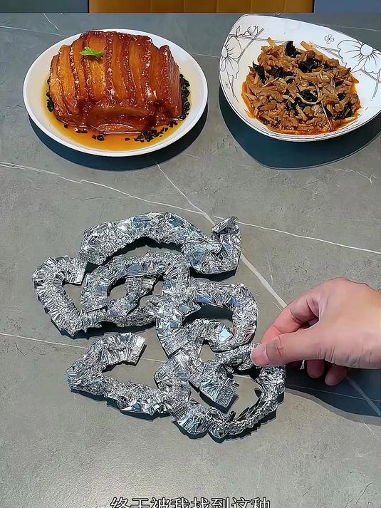一拉一套就可以给饭菜保温保鲜,这个铝箔保温罩真的太方便了
